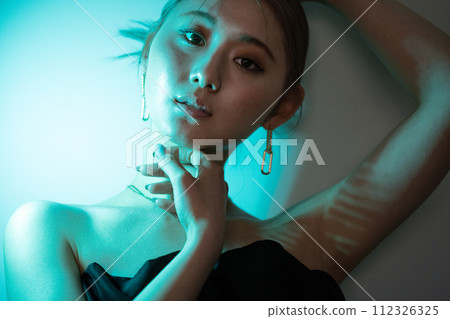 燈光下的女人 燈光下的女人 112326325