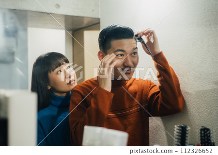 Couple's holiday 112326652