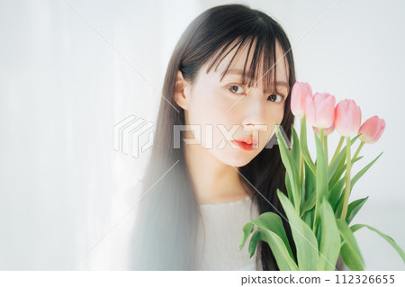 拿著鬱金香花的少婦 112326655