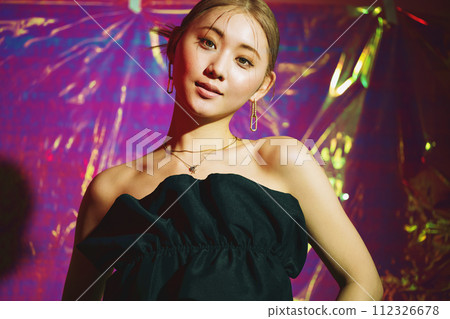 Female image of an idol dancer 112326678
