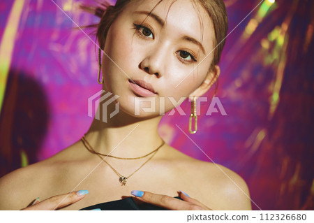 Female image of an idol dancer 112326680