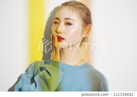 年輕女性的運動快照 年輕女性的運動快照 112326682