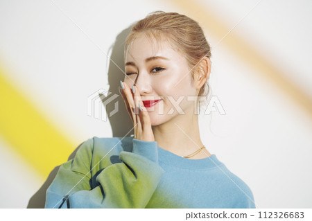 年輕女性的運動快照 112326683