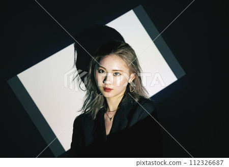 聚光燈下的成熟女人 112326687