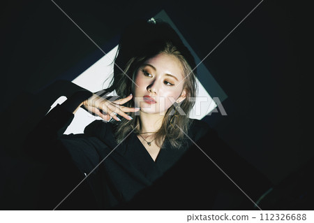 聚光燈下的成熟女人 112326688
