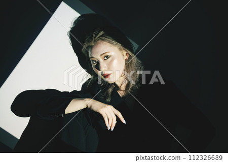 聚光燈下的成熟女人 112326689