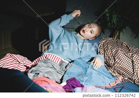 一位年輕女士的時尚形象 一位年輕女士的時尚形象 112326742