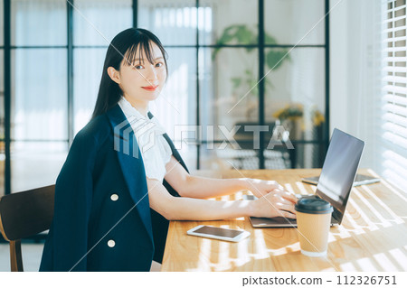 Young business woman 112326751