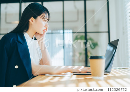 Young business woman 112326752