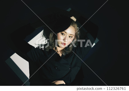 聚光燈下的成熟女人 112326761