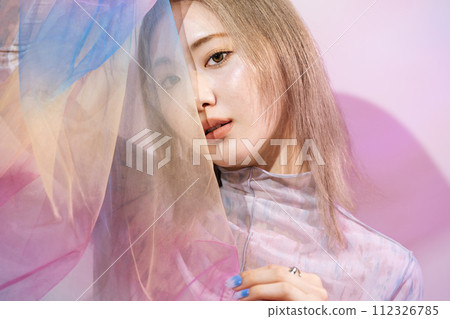 穿著彩色花邊的女人 穿著彩色花邊的女人 112326785