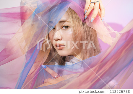 穿著彩色花邊的女人 112326788