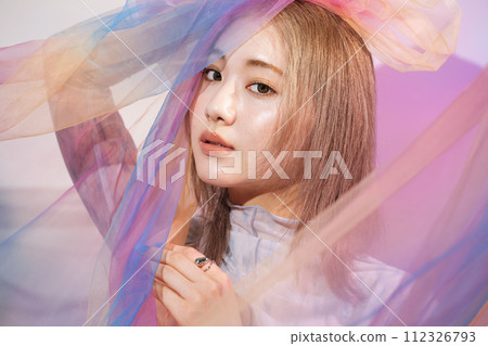 穿著彩色花邊的女人 112326793