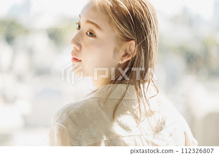 年輕的女士的肖像 112326807