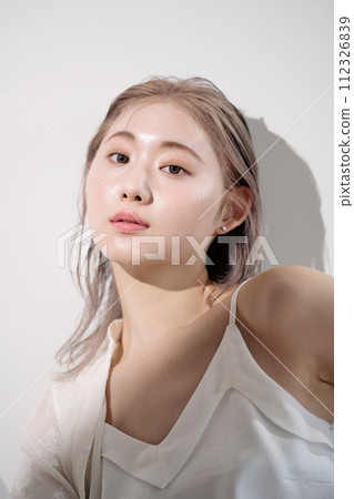 Woman beauty portrait 112326839