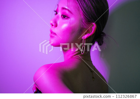 燈光下的女人 112326867