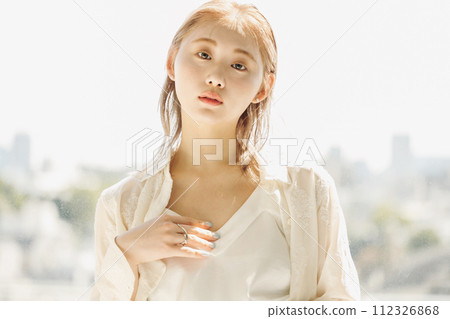 Young lady's portrait 112326868