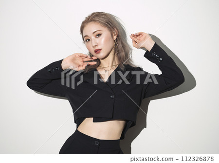 Portrait of a mature woman 112326878