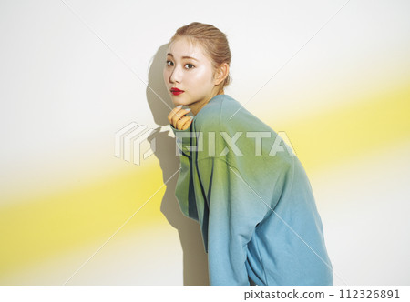 年輕女性的運動快照 112326891
