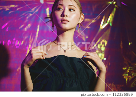 偶像舞者的女性形象 112326899