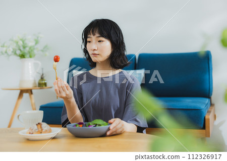 活著的女士 112326917