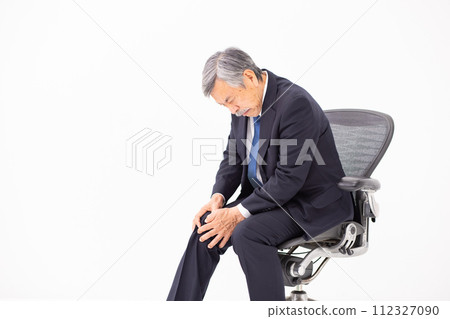 Senior male business knee pain Senior male business knee pain 112327090