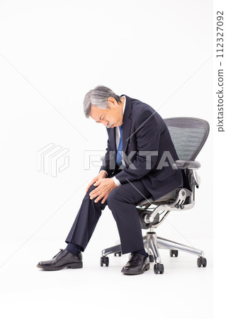 Senior male business knee pain Senior male business knee pain 112327092