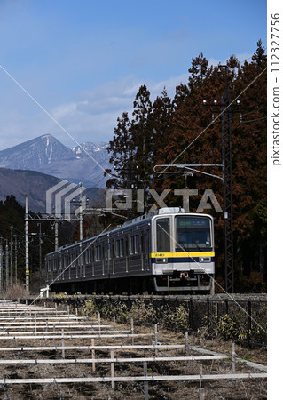 以日光慶州山為背景行駛的東武鐵道列車 以日光慶州山為背景行駛的東武鐵道列車 112327756