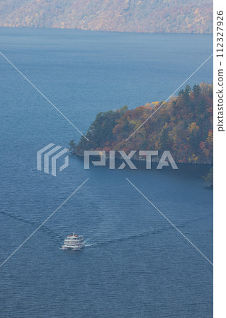 從日本青森縣十和田市奧瀨市的 Kankodai 看十和田湖和禦倉半島的秋葉和遊船 112327926