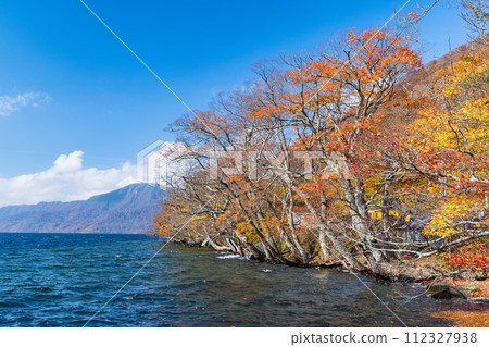 從日本青森縣十和田市十和田湖子口港看到的風景和秋葉 112327938