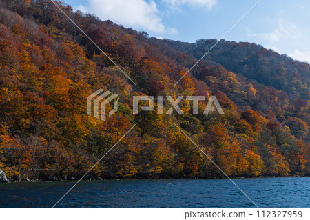 從日本青森縣十和田市十和田湖子口港看到的風景和秋葉 112327959