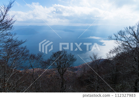 從日本青森縣十和田市奧瀨市小名部山的展望台看到的十和田湖 從日本青森縣十和田市奧瀨市小名部山的展望台看到的十和田湖 112327983
