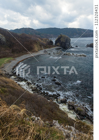 日本:從青森縣東津輕郡高野崎可以看到海岸線和津輕海峽 日本:從青森縣東津輕郡高野崎可以看到海岸線和津輕海峽 112328431