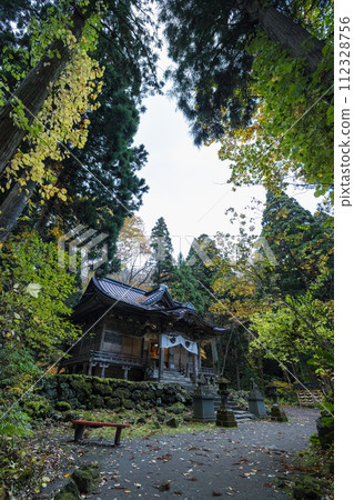Towada Shrine and autumn leaves surrounded by forest on the shores of Lake Towada in Okuse Towada Lake Yasuya, Towada City, Aomori Prefecture, Japan 112328756