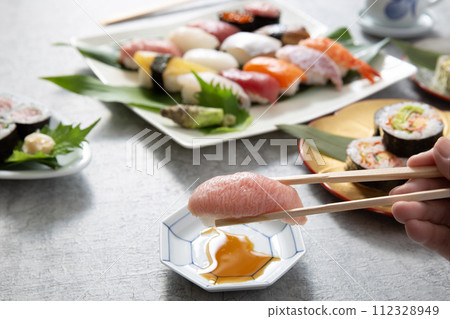 鮪魚壽司、中脂鮪魚、握壽司 鮪魚壽司、中脂鮪魚、握壽司 112328949