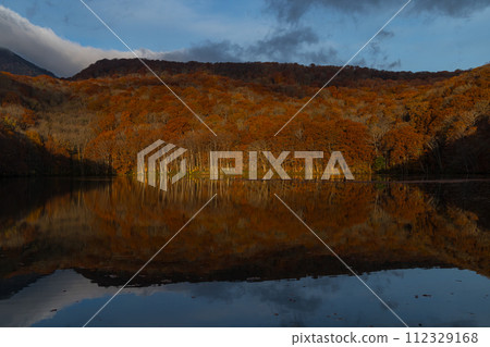 Autumn leaves reflected in the water mirror of Tsutanuma in the early morning at Okuse Tsutanoyu, Towada City, Aomori Prefecture, Japan Autumn leaves reflected in the water mirror of Tsutanuma in the early morning at Okuse Tsutanoyu, Towada City, Aomori Prefecture, Japan 112329168