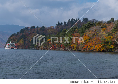 Japan: Autumn leaves at Lake Towada and Ozengahama in Okuse Towada Lake Yasuya, Towada City, Aomori Prefecture Japan: Autumn leaves at Lake Towada and Ozengahama in Okuse Towada Lake Yasuya, Towada City, Aomori Prefecture 112329184