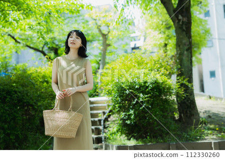 一個女人在公園散步 112330260