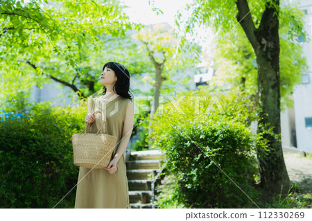 一個女人在公園散步 112330269