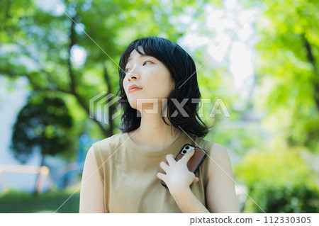 一個女人在公園裡放鬆 一個女人在公園裡放鬆 112330305