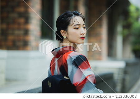 A woman in a kimono Meisen with a geometric pattern A woman in a kimono Meisen with a geometric pattern 112330308
