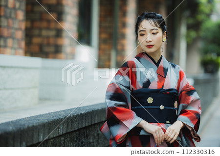 身穿幾何圖案和服的女人 身穿幾何圖案和服的女人 112330316