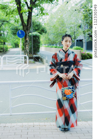 身穿幾何圖案和服的女人 身穿幾何圖案和服的女人 112330349