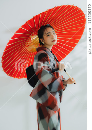 身穿幾何圖案和服的女人 112330370