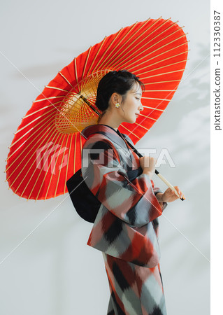 身穿幾何圖案和服的女人 112330387