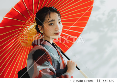 身穿幾何圖案和服的女人 112330389