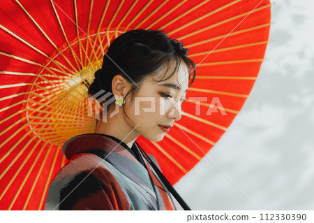A woman in a kimono Meisen with a geometric pattern 112330390