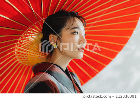 身穿幾何圖案和服的女人 112330391