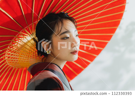 A woman in a kimono Meisen with a geometric pattern 112330393