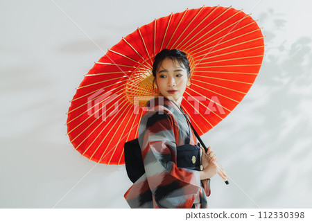 身穿幾何圖案和服的女人 112330398